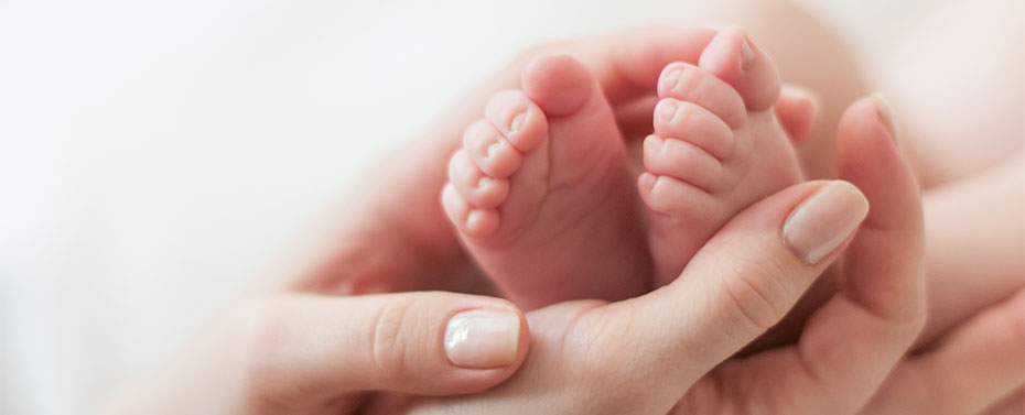 maternity test به وسیله ژنوم میتوکندری ( mtDNA ) انجام می شود. این ژنوم توارث مادری دارد و فقط از مادر به فرزندان منتقل می شود. در واقع مقایسه ی DNA میتوکندری که برای تایید رابطه ی مادر- فرزندی ( تعیین هویت ) استفاده می شود بسیار راحت تر از ژنوم هسته ای است ولی این مقایسه برای تایید رابطه ی خونی پدر-فرزندی کاربردی ندارد.